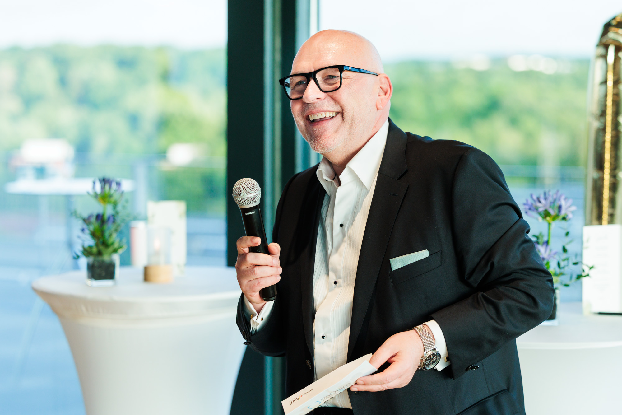 Jürgen Engelberth im persönlichen Austausch auf einer Veranstaltung