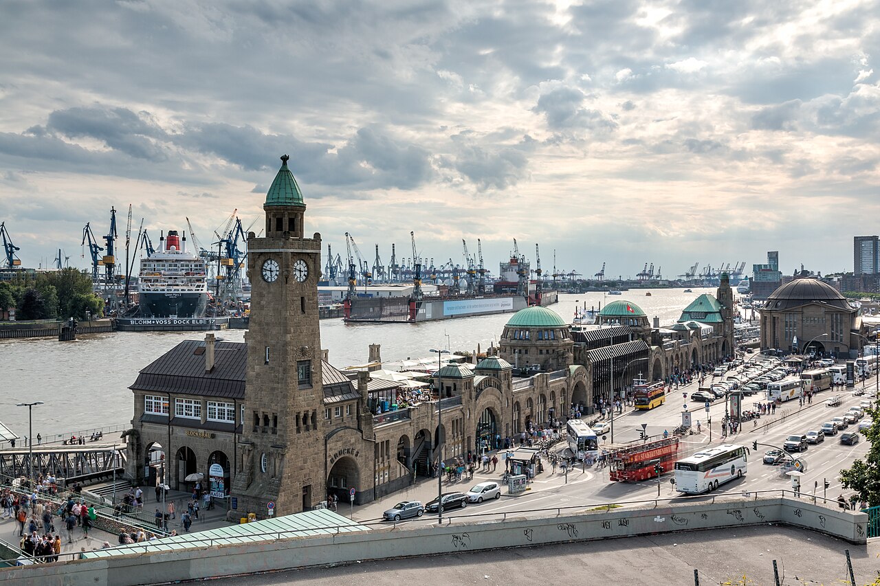 Hamburger Landungsbrücken und Hafen