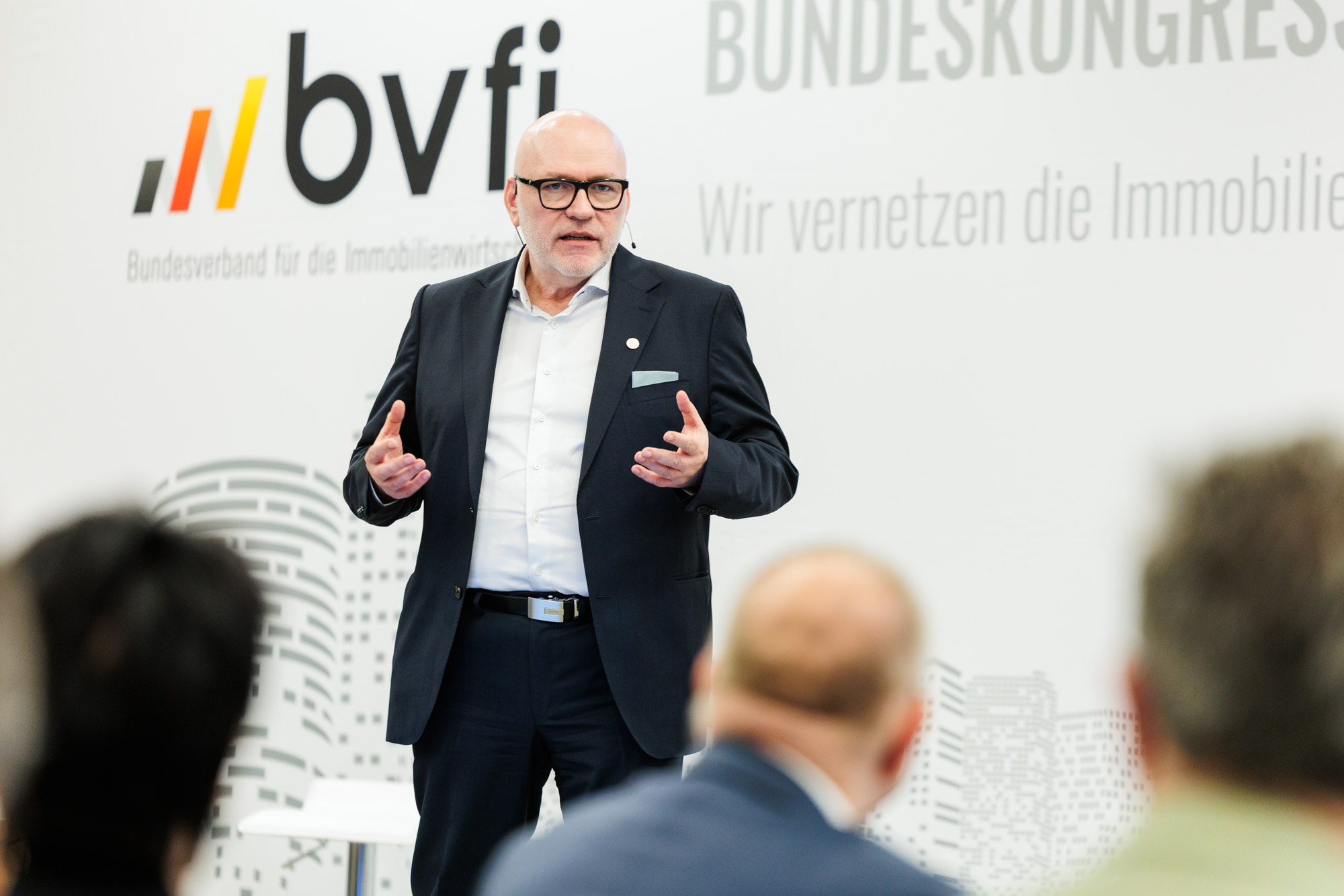 Jürgen Engelberth spricht beim BVFI-Bundeskongress vor Publikum