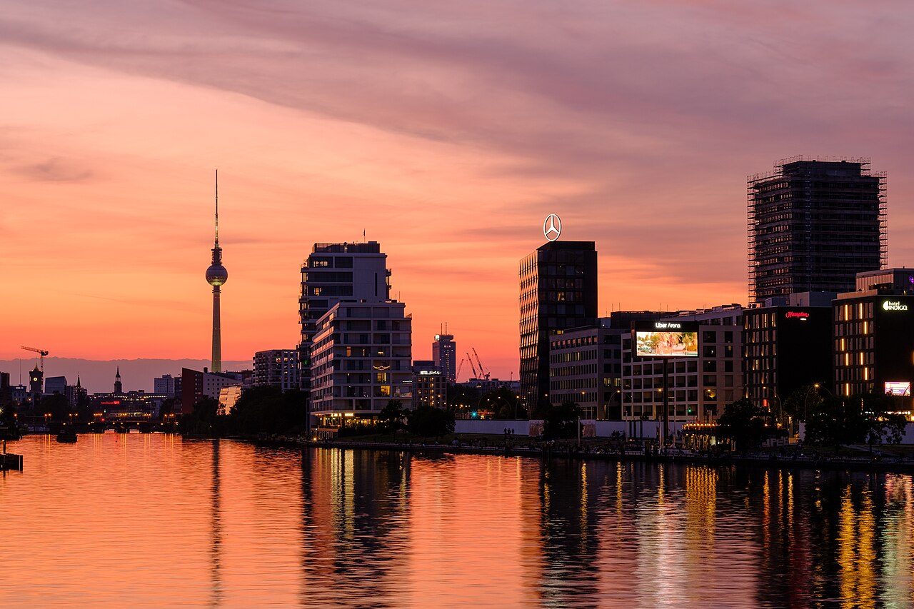 Berliner Skyline mit Fernsehturm an der Spree